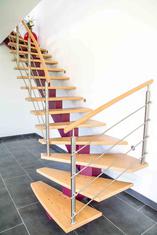 Escalier limon central marches hêtre garde corps inox avec main courante bois
